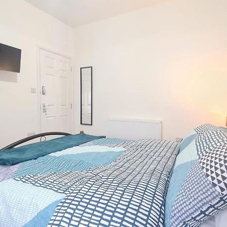 Spacious Room In Manor Park ロンドン エクステリア 写真